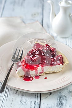 Tart with cream cheese and cherries