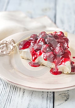 Tart with cream cheese and cherries