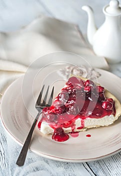 Tart with cream cheese and cherries