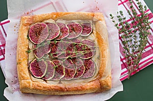 Tart with figs and Camembert