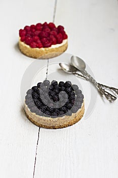 Tart with raspberry and blackberry