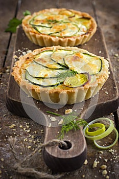 Tart with zuccini, leek and cheese