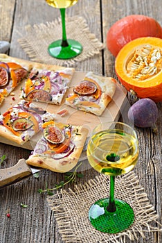 Tarte flambee with pumkins and figs