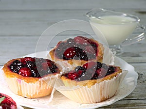 Tartlet cake, with raspberry and strawberry jam.