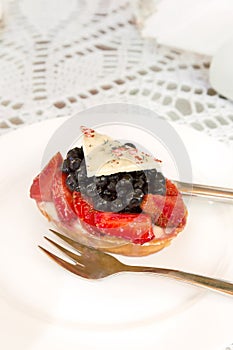 Tartlet with custard, berries and white chocolate