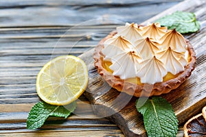 Tartlet with lemon cream and meringue.