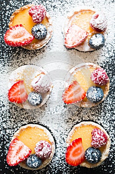 Tartlets of fresh berries and icing sugar