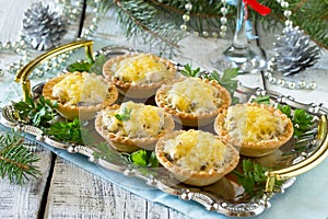 Tartlets with mushrooms, mushrooms, chicken and cheese