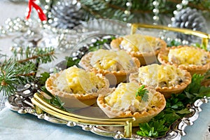 Tartlets with mushrooms, mushrooms, chicken and cheese