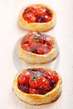 Tartlets with tomato