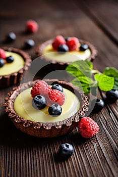 Tartlets with vanilla pudding, blueberry and raspberry
