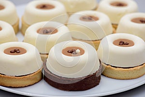 Tarts with vanilla pudding and coffee cream