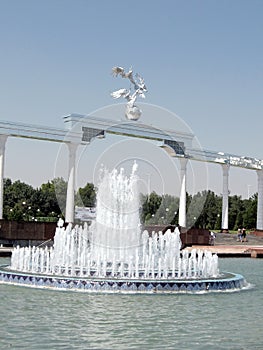 Tashkent fountain in front of the Ezgulik Arch 2007