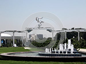 Tashkent the fountain in front of Ezgulik Arch 2007