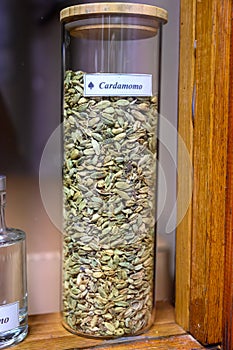 Tastes of gin, botanicals ingredients for gin distillery process, name in Spaniish translated into English: cardamom, dried