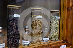 Tastes of gin, botanicals ingredients for gin distillery process, name in Spaniish translated into English: juniper, cardamom and