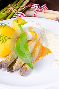 Asparagus with egg and fresh wild garlic