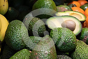 Sabrosos aguacates en la estanterÃÂ­a de un mercado de frutas y verduras photo