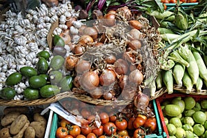 Sabroso fresco verduras sobre el agricultores El mercado 