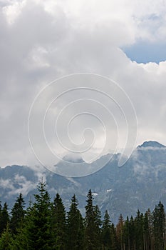 Tatry zahalené oblakmi a hustou hmlou