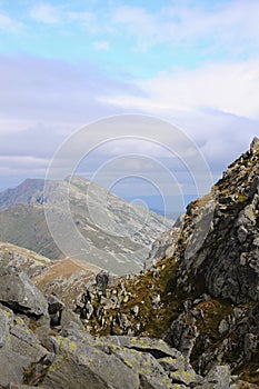 Panoráma tatranskej krajiny so zelenou trávou a bielymi oblakmi. Slovenský národný park.