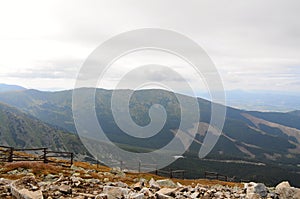 Panoráma tatranskej krajiny so zelenou trávou a bielymi oblakmi. Slovenský národný park.