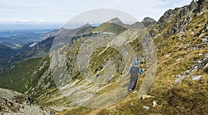 Návrat turistu z horského výletu. V pozadí Belianske Tatry