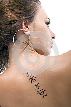 Tatuaje sobre el de una mujer 