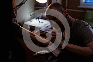 Tattooer makes scetch