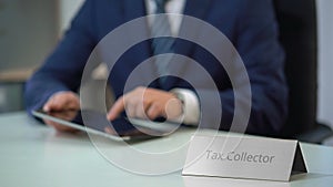 Tax collector using tablet pc with database of debtors with bad credit history