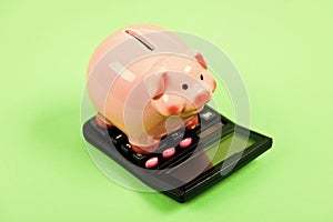 Tax savings. Piggy bank money savings. Investing gain profit. Calculate taxes. Piggy bank pig and calculator. Taxes and