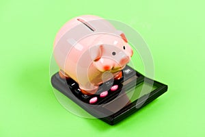 Tax savings. Piggy bank money savings. Investing gain profit. Calculate taxes. Piggy bank pig and calculator. Taxes and