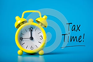 Tax time - Notification of the need to file tax returns, message for accountant - fill in tax form