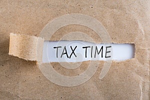 Tax time - Notification of the need to file tax returns, message for accountant - fill in tax form