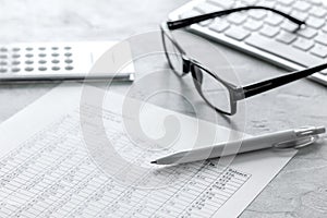 Dane účtovníctva kalkulačka v kancelária priestor na kameň písací stôl 