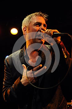 Taylor Hicks performing live
