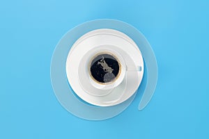 Tazzina di caffÃÂ¨ vista dall`alto isolata su fondo azzurro