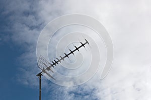 Tdt antenna on a roof with the sky in the background