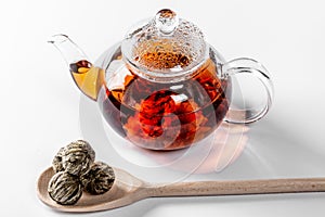 Čaj v sklo čajník kvitnúce veľký kvetina. čajník exotický zelený čaj na biely sušené 