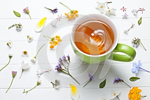 Čaj bylinný zelený pohár květiny 