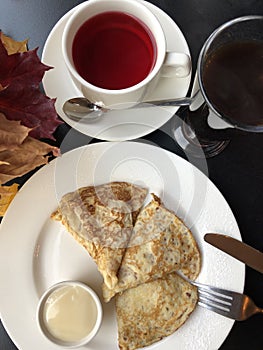 Tea and pancakes with vanilla cream