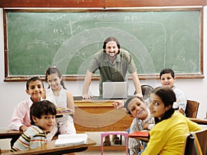 El maestro en la clase su pequeno alumno 