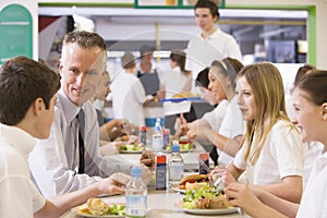 L'insegnante mangiare pranzo il suo studenti 