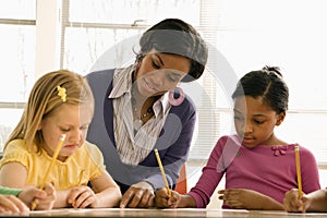 El maestro ayúdamos estudiantes escuela 