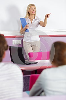 teacher pointing to student to answer question