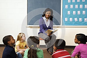 El maestro lectura sobre el estudiantes 
