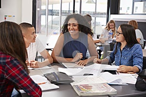 L'insegnante lo studio libri la classe alto 