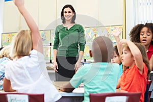 Učiteľ hovorenie na elementárne žiaci v trieda 