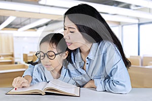 Teacher teaches her student to read