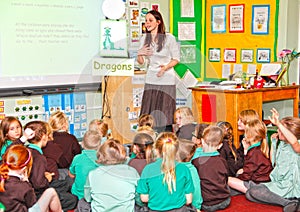 Teacher teaching primary schoolchildren